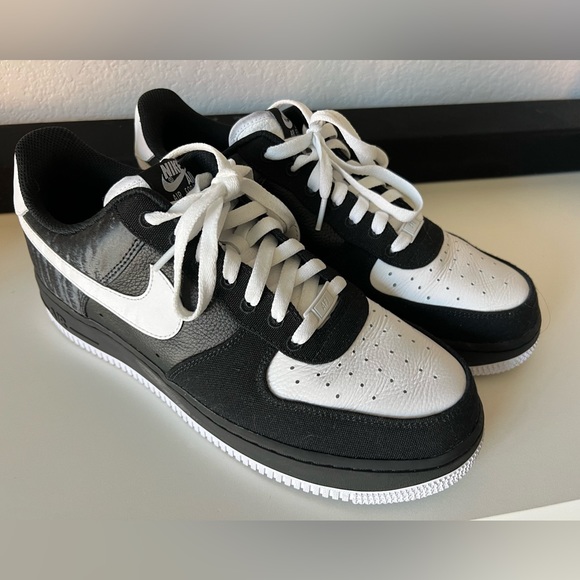 Air Force 1 - Picture 1 of 4